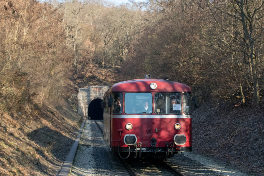798 752 vor dem Hasselborner Tunnel auf der Taunusbahn, aufgenommen am 20.01.2019.