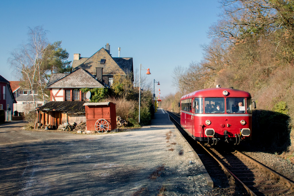 798 752 vor dem Bahnhofsgebäude in Hundstadt auf der Taunusbahn, aufgenommen am 20.01.2019.