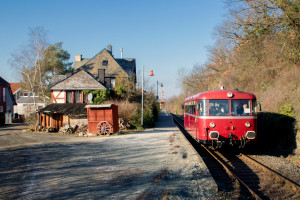 798 752 vor dem Bahnhofsgebäude in Hundstadt auf der Taunusbahn, aufgenommen am 20.01.2019.