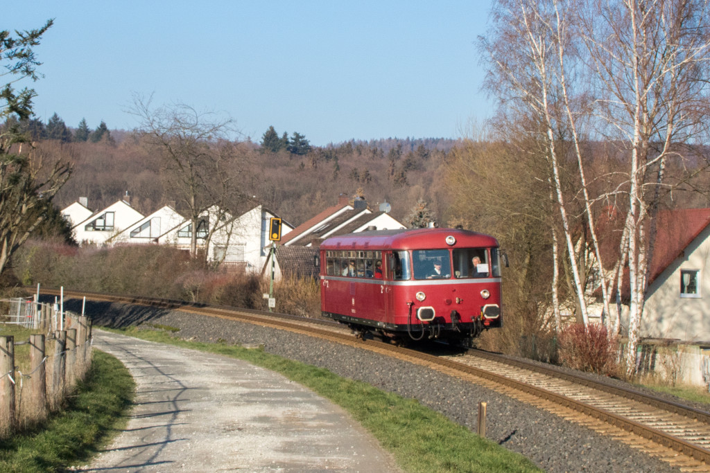 798 752 an einem Reiterhof bei Köppern auf der Taunusbahn, aufgenommen am 20.01.2019.
