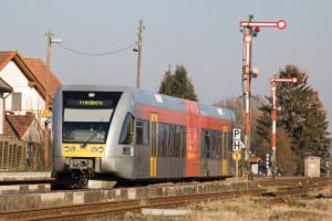 Ein GTW der HLB an den Ausfahrsignalen im Bahnhof Beienheim auf der Horlofftalbahn, aufgenommen am 20.01.2019.