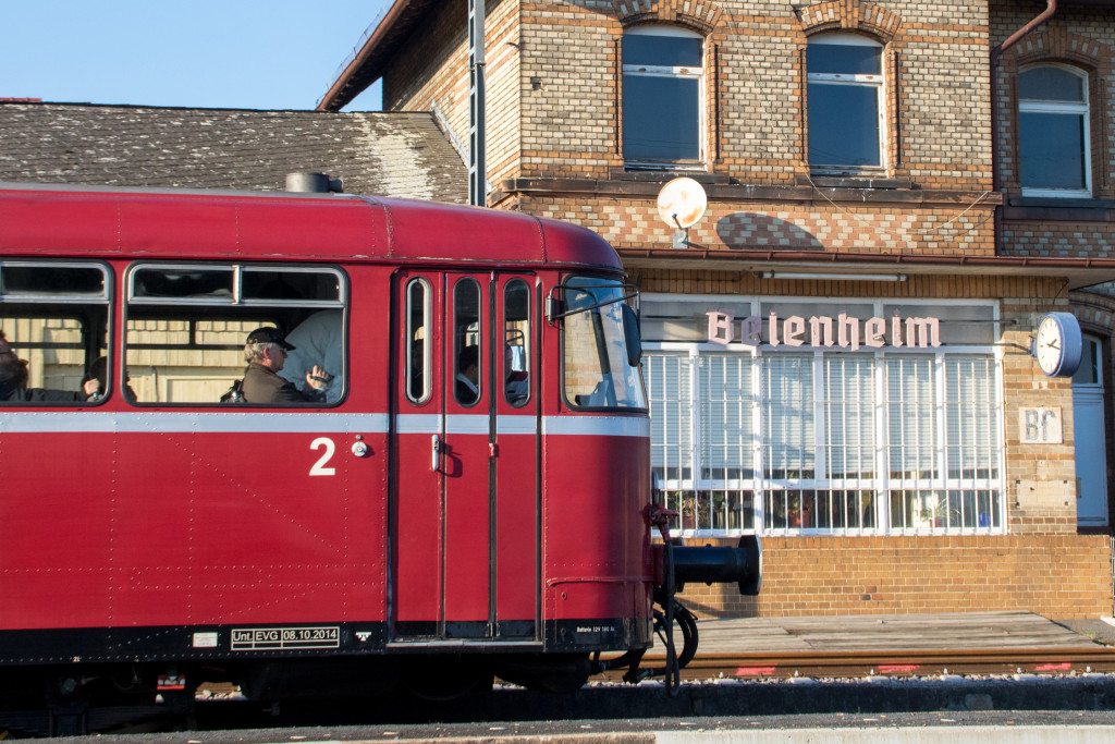 798 752 steht vor dem Stellwerk im Bahnhof Beienheim auf der Horlofftalbahn, aufgenommen am 20.01.2019.