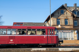 798 752 steht am Stellwerk im Bahnhof Beienheim auf der Horlofftalbahn, aufgenommen am 20.01.2019.
