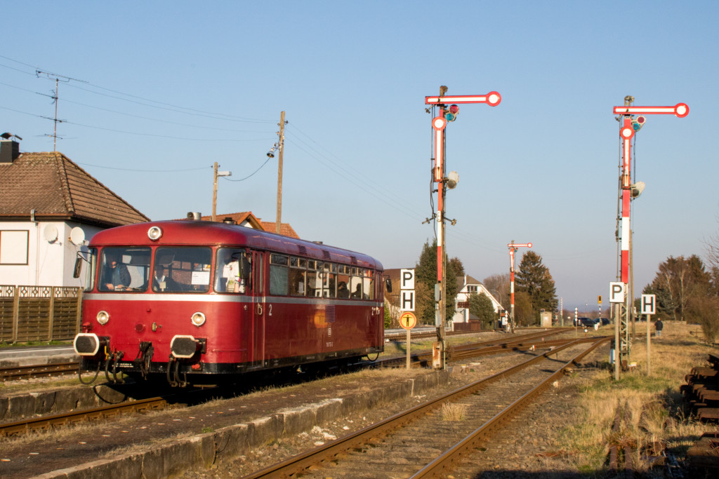 798 752 an den Ausfahrsignalen im Bahnhof Beienheim auf der Horlofftalbahn, aufgenommen am 20.01.2019.
