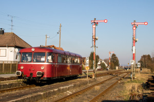 798 752 an den Ausfahrsignalen im Bahnhof Beienheim auf der Horlofftalbahn, aufgenommen am 20.01.2019.