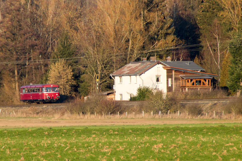 798 752 an einem Haus bei Ranstadt auf der Lahn-Kinzig-Bahn, aufgenommen am 20.01.2019.
