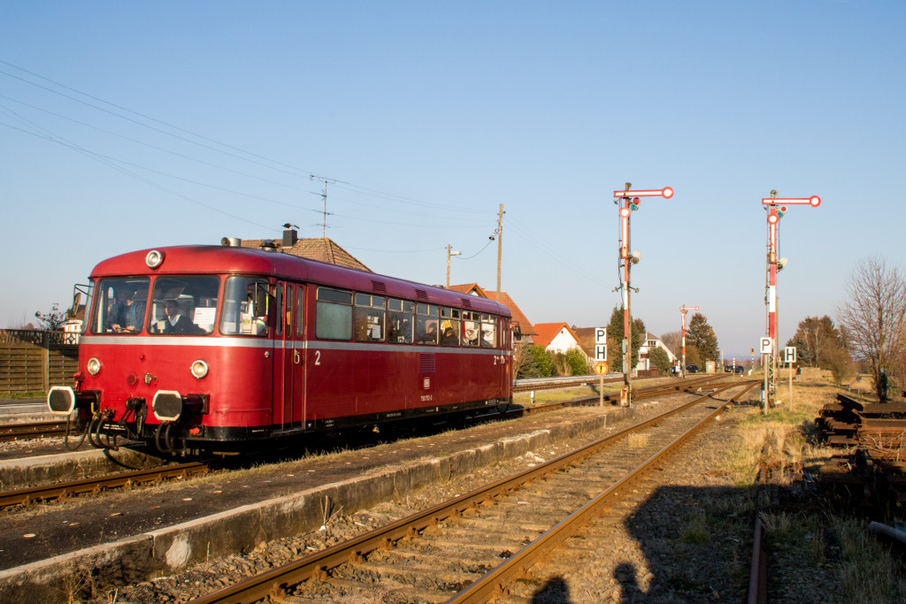 798 752 steht an den Ausfahrsignalen im Bahnhof Beienheim auf der Horlofftalbahn, aufgenommen am 20.01.2019.