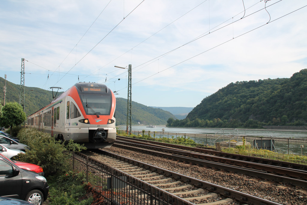 Durch das Rheintal schlängelt sich hier in Kaub ein FLIRT der VIAS in Richtung Neuwied, aufgenommen am 30.08.2015.