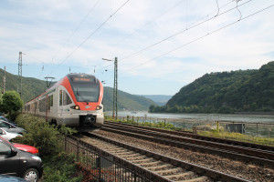 Durch das Rheintal schlängelt sich hier in Kaub ein FLIRT der VIAS in Richtung Neuwied, aufgenommen am 30.08.2015.