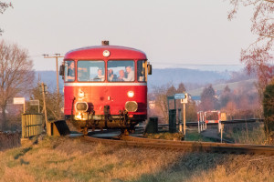 798 752 überquert eine Brücke bei Glauberg auf der Niddertalbahn, aufgenommen am 20.01.2019.
