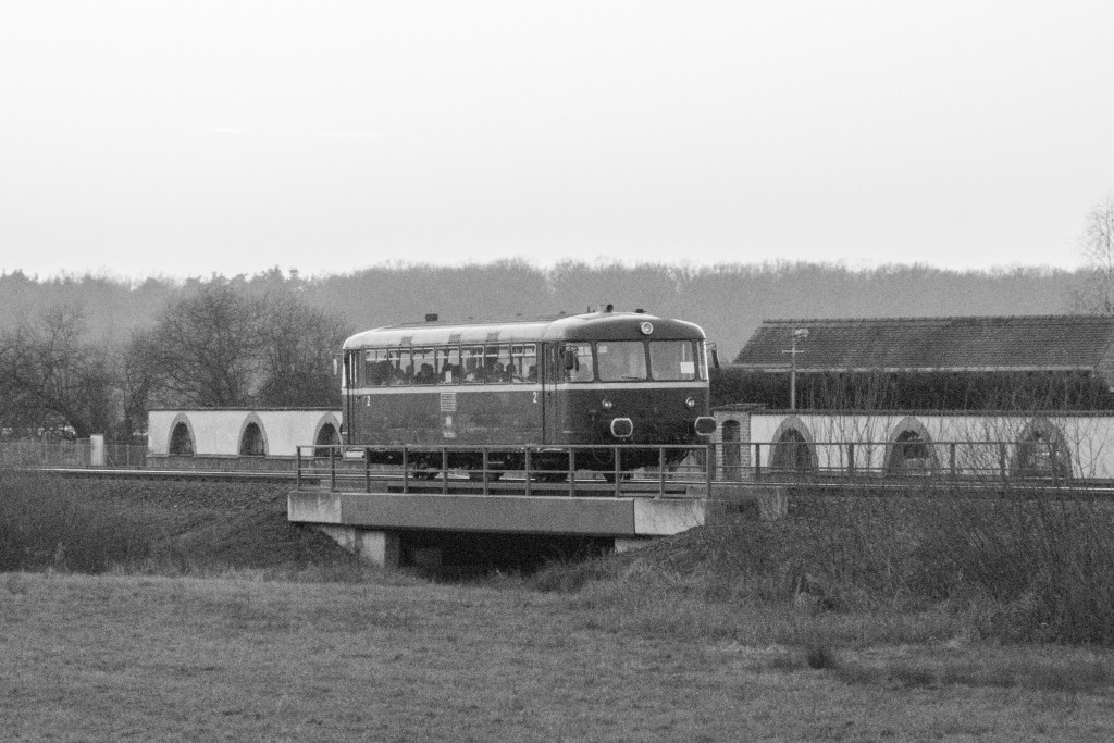 798 752 überquert eine Brücke bei Nidderau-Eichen auf der Niddertalbahn, aufgenommen am 20.01.2019.