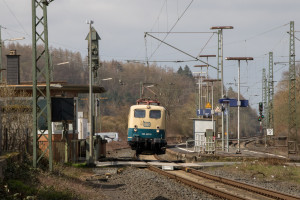 140 423 am Bahnsteig in Dutenhofen auf der Dillstrecke, aufgenommen am 26.03.2019.