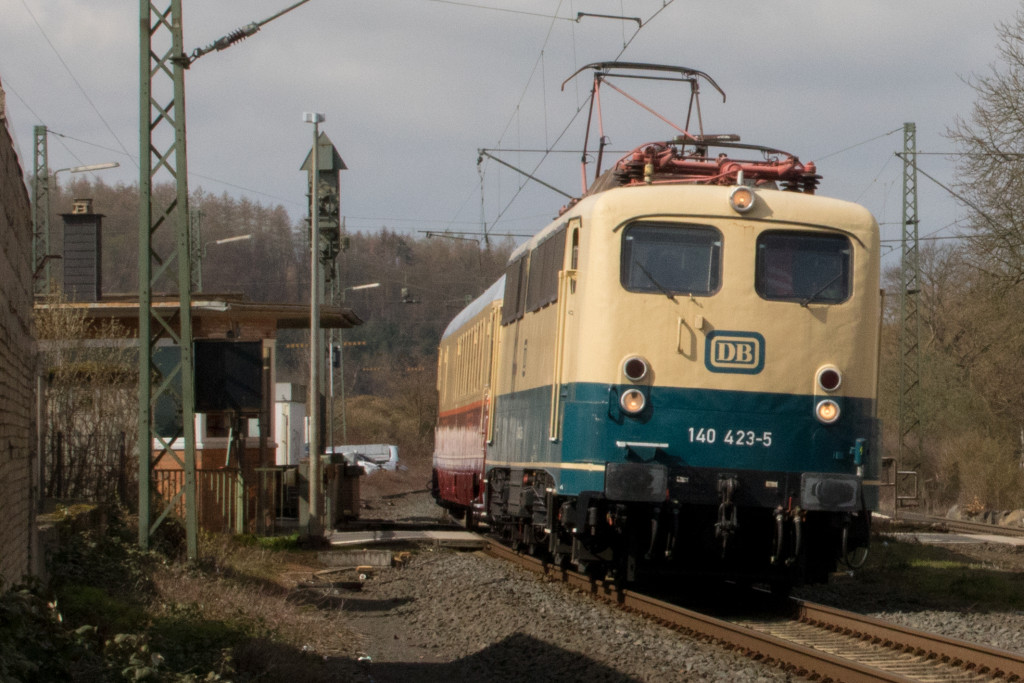 140 423 am Bahnhofsgebäude von Dutenhofen auf der Dillstrecke, aufgenommen am 26.03.2019.