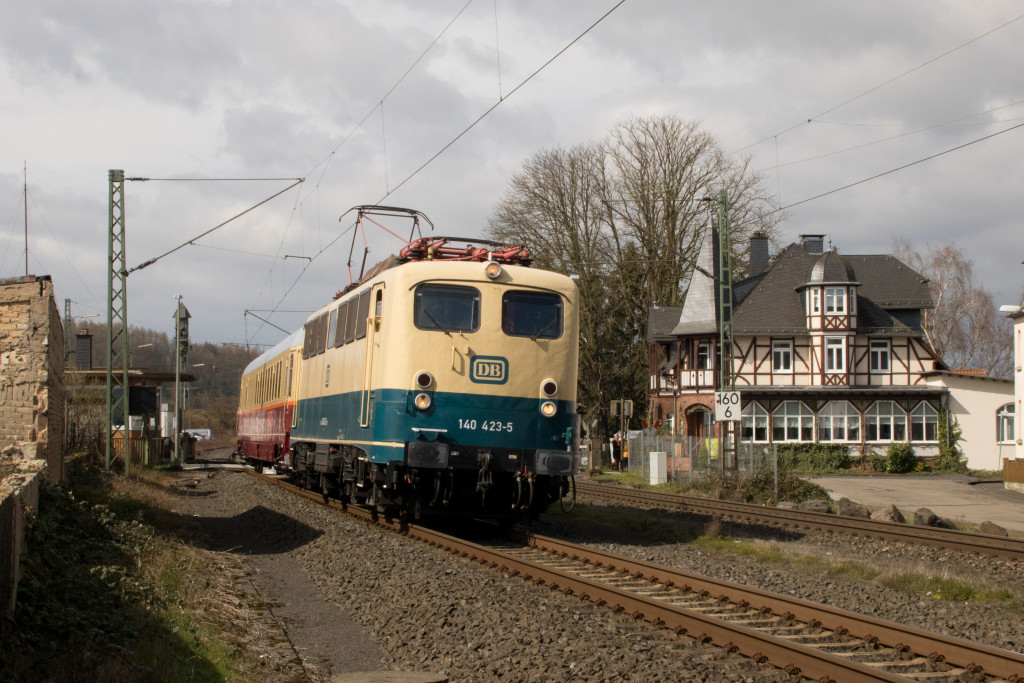 140 423 am Jagtschlösschen in Dutenhofen auf der Dillstrecke, aufgenommen am 26.03.2019.
