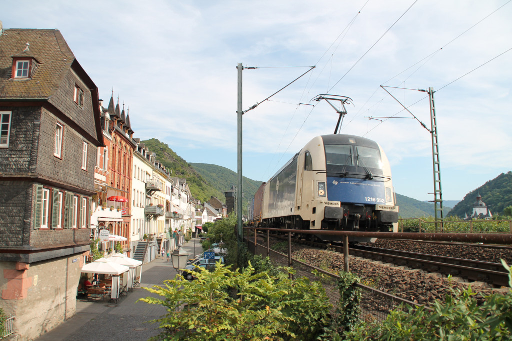 Ein TAURUS mit seinem Güterzug aus Österreich durchquert am 30.08.2015 den Ort Kaub auf der rechten Rheinstrecke.