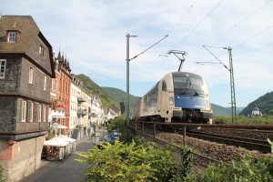 Ein TAURUS mit seinem Güterzug aus Österreich durchquert am 30.08.2015 den Ort Kaub auf der rechten Rheinstrecke.
