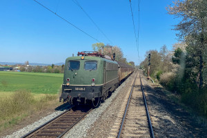 140 438 bei Langgöns auf der Main-Weser-Bahn, aufgenommen am 18.04.2019.