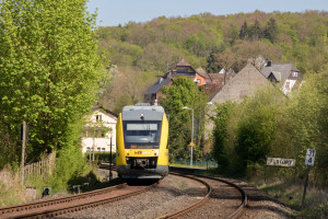 Ein LINT der HLB verlässt den Haltepunkt Fürfurt auf der Lahntalbahn, aufgenommen am 22.04.2019.