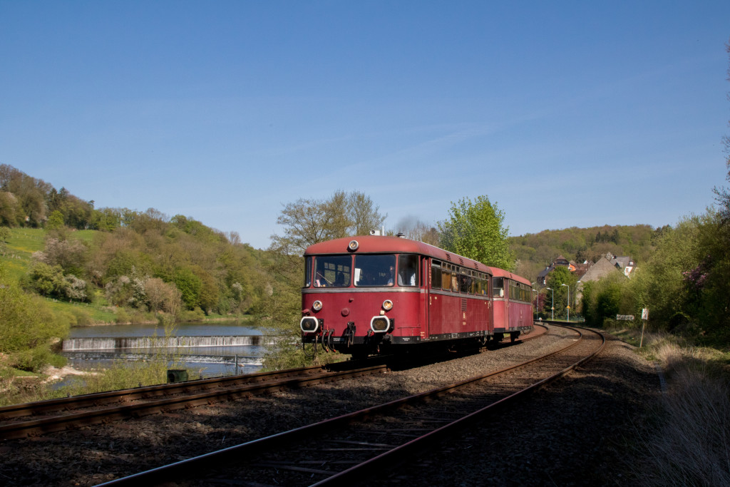 798 829 und 998 184 bei Fürfurt auf der Lahntalbahn, aufgenommen am 22.04.2019.