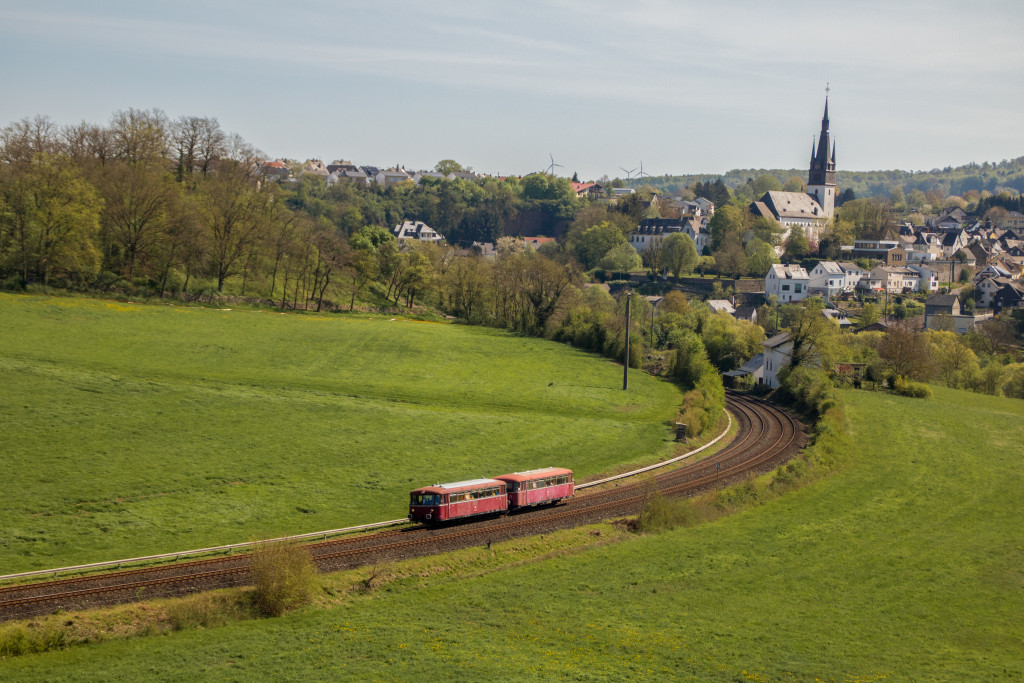 798 829 und 998 184 verlassen Villmar auf der Lahntalbahn, aufgenommen am 22.04.2019.