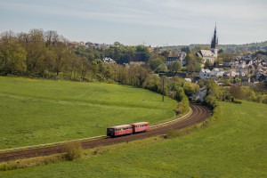 798 829 und 998 184 verlassen Villmar auf der Lahntalbahn, aufgenommen am 22.04.2019.