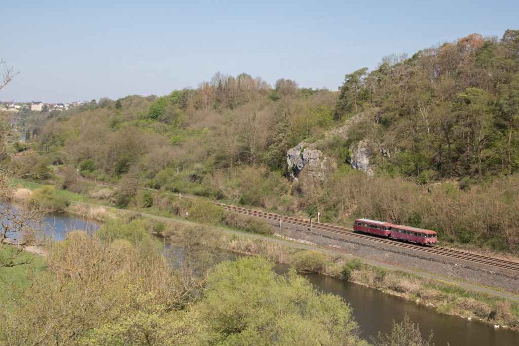 798 829 und 998 184 zwischen Villmar und Runkel auf der Lahntalbahn, aufgenommen am 22.04.2019.