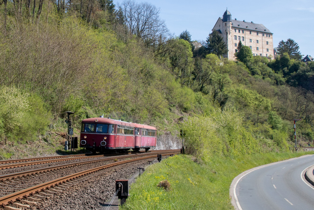 798 829 und 998 184 unterhalb von Schloss Schadeck bei Runkel auf der Lahntalbahn, aufgenommen am 22.04.2019.