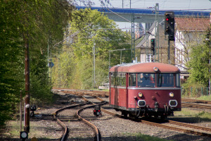 798 829 rangiert in Eschhofen auf der Lahntalbahn, aufgenommen am 22.04.2019.