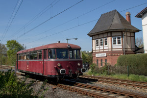 798 829 am historischen Stellwerk in Eschhofen auf der Lahntalbahn, aufgenommen am 22.04.2019.