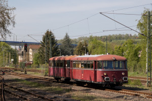 798 829 und 998 184 stehen in Eschhofen auf der Lahntalbahn, aufgenommen am 22.04.2019.