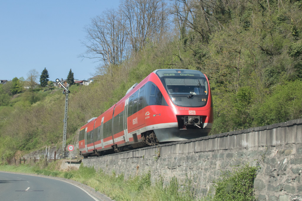 643 046 am Blocksignal von Runkel auf der Lahntalbahn, aufgenommen am 22.04.2019.
