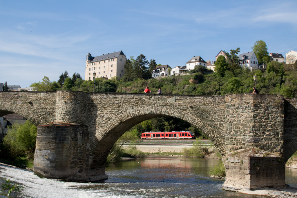 Ein LINT von DB Regio unterhalb der Bogenbrücke in Runkel auf der Lahntalbahn, aufgenommen am 22.04.2019.