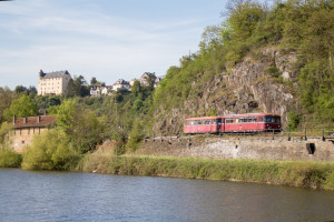 798 829 und 998 184 verlassen Runkel auf der Lahntalbahn, aufgenommen am 22.04.2019.