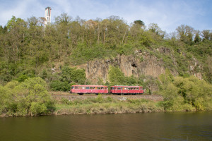 798 829 und 998 184 am Blocksignal von Runkel auf der Lahntalbahn, aufgenommen am 22.04.2019.