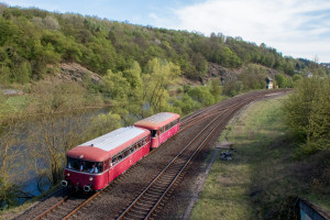 798 829 und 998 184 verlassen den Bahnhof Weilburg auf der Lahntalbahn, aufgenommen am 22.04.2019.