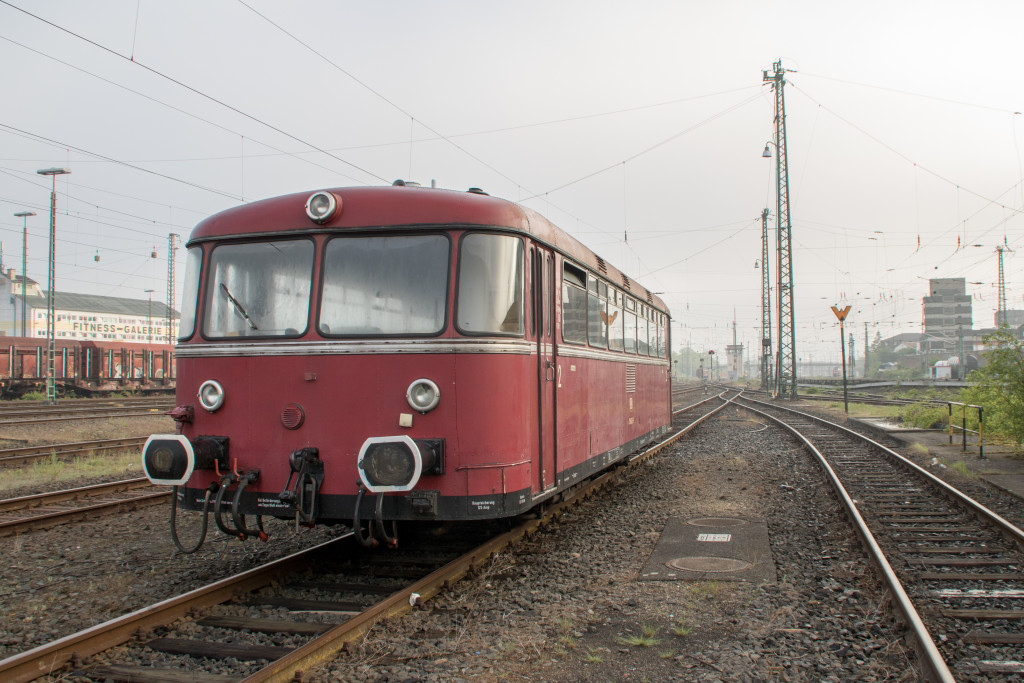798 829 steht im Güterbahnhof von Gießen, aufgenommen am 27.04.2019.
