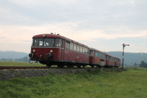 Eine Schienenbusgarnitur der OEF verlässt soeben den Bahnhof Sarnau in Richtung Frankenberg, aufgenommen am 12.09.2015.
