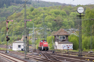 294 659 steht im Güterbahnhof Dillenburg, aufgenommen am 27.04.2019.