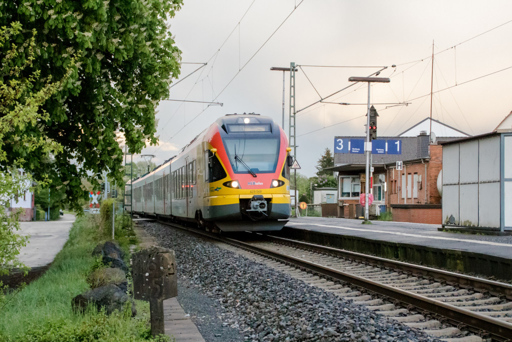 429 049 der HLB durcheilt den Bahnhof Dutenhofen, aufgenommen am 27.04.2019.