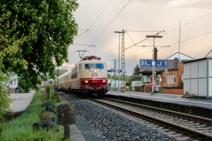 103 113 fährt in den Bahnhof Dutenhofen ein, aufgenommen am 27.04.2019.