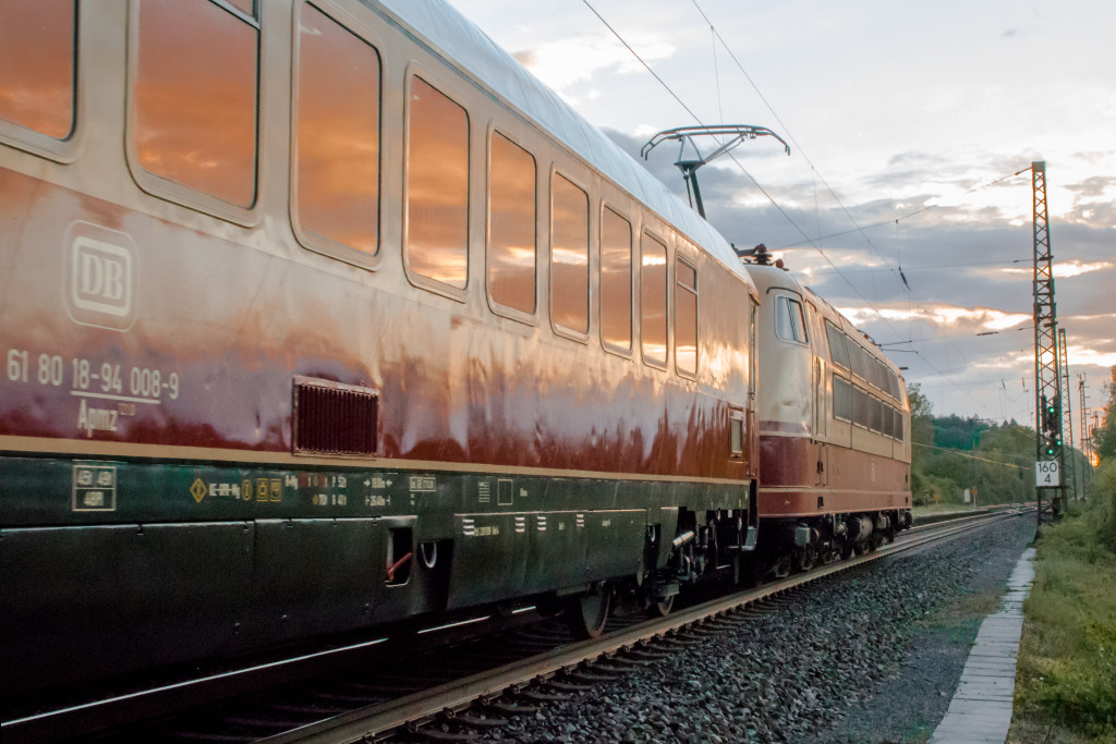 103 113 fährt der Abendsonne in Dutenhofen entgegen, aufgenommen am 27.04.2019.