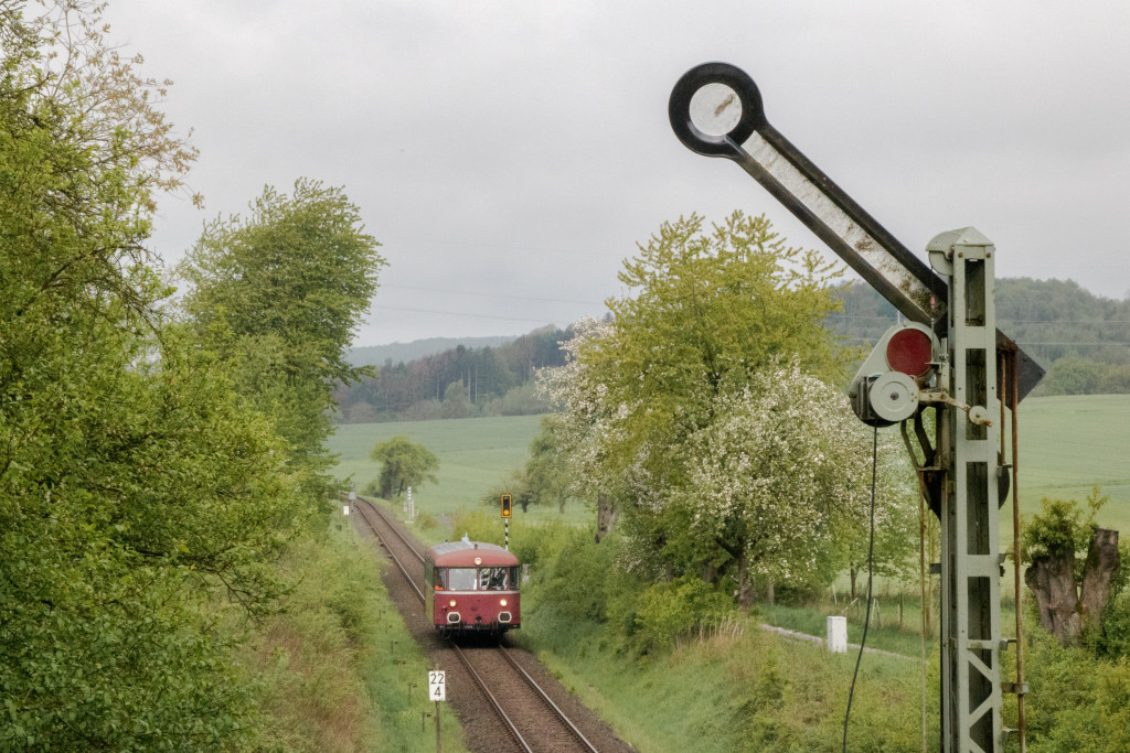 798 829 kurz vor dem Einfahrsignal von Grünberg auf der Vogelsbergbahn, aufgenommen am 28.04.2019.