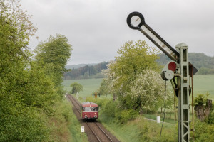 798 829 kurz vor dem Einfahrsignal von Grünberg auf der Vogelsbergbahn, aufgenommen am 28.04.2019.