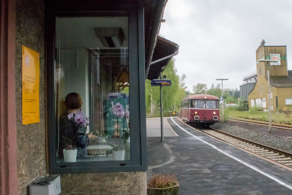 798 829 fährt in den Bahnhof Mücke auf der Vogelsbergbahn ein, aufgenommen am 28.04.2019.