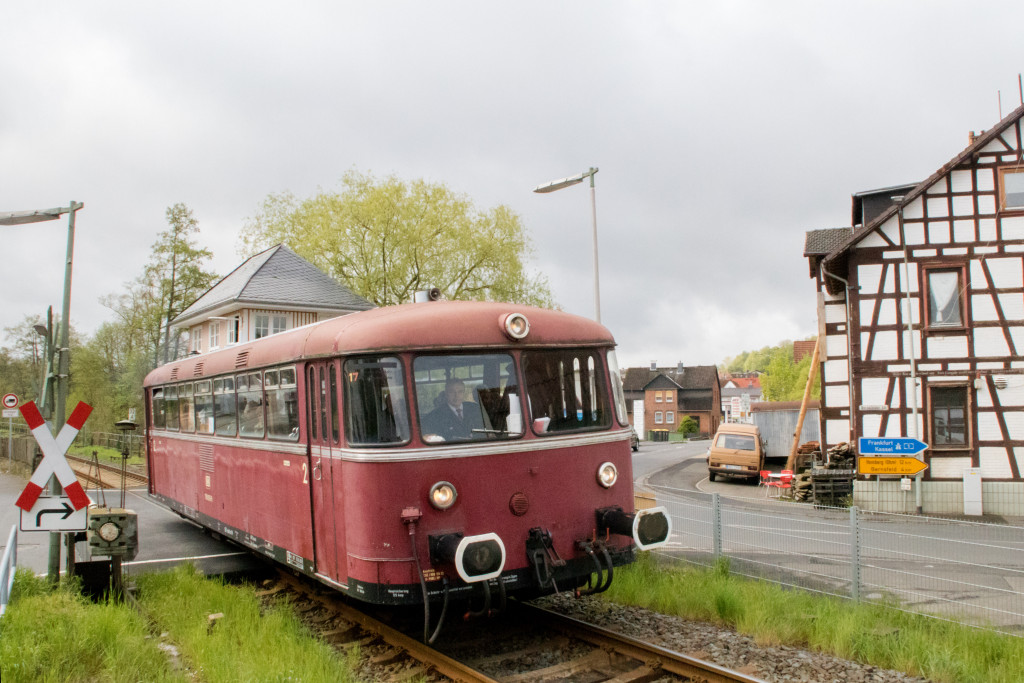 798 829 überquert den Bahnübergang in Nieder-Ohmen auf der Vogelsbergbahn, aufgenommen am 28.04.2019.