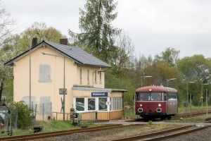 798 829 steht vor dem Bahnhofsgebäude von Wallenrod auf der Vogelsbergbahn, aufgenommen am 28.04.2019.