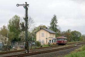 798 829 steht im Bahnhof Wallenrod auf der Vogelsbergbahn, aufgenommen am 28.04.2019.