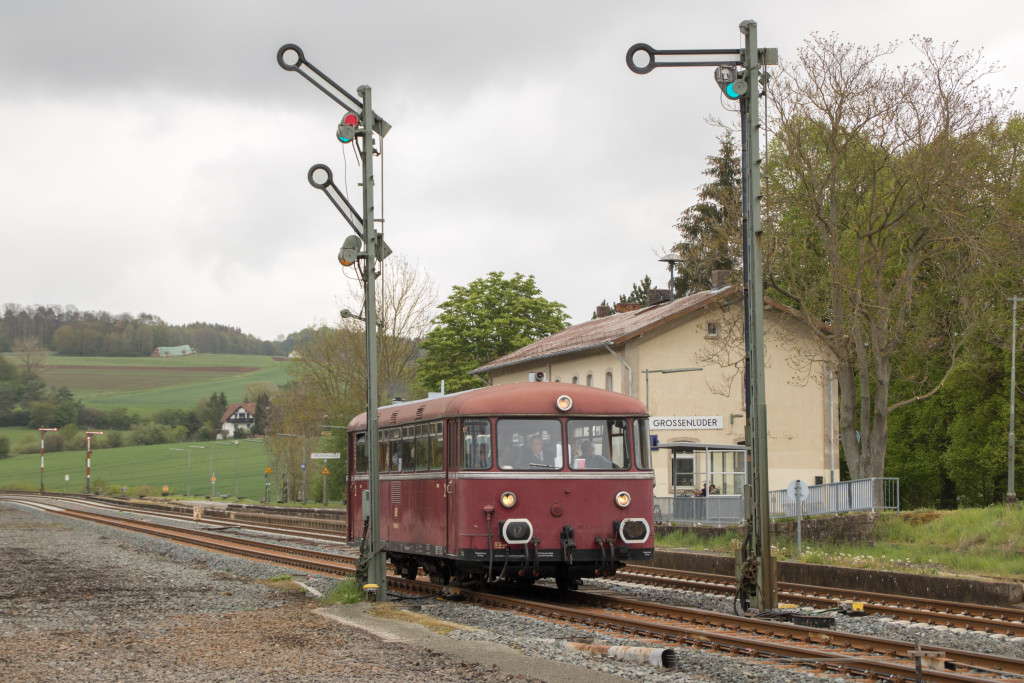 798 829 bei der Ausfahrt aus dem Bahnhof Großenlüder auf der Vogelsbergbahn, aufgenommen am 28.04.2019.