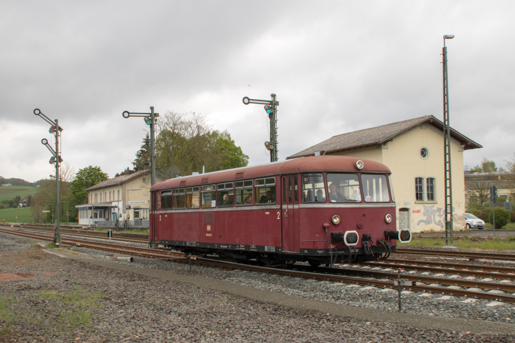 798 829 verlässt den Bahnhof Großenlüder auf der Vogelsbergbahn, aufgenommen am 28.04.2019.