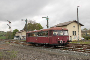 798 829 verlässt den Bahnhof Großenlüder auf der Vogelsbergbahn, aufgenommen am 28.04.2019.